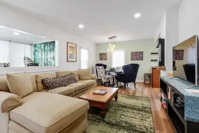 Image de Newly Renovated |Private Home in the Heart of Downtown Lake Geneva |Dog Friendly |Secluded Back Deck