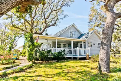 Image de Salty Oaks, Soundside House in Salter Path, North Carolina!