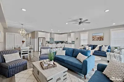 Image de No Taxes, free beach, 2 car Garage, King Bed, parking