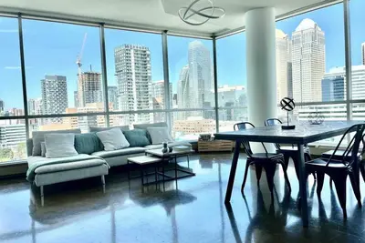 Image de The Downtown Skyline - with free parking!