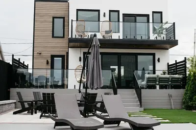 Image de Luxurious Waterfront Home in Pec