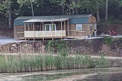 Image de Unique cozy 14x40  Cabin with a nice deck by the water.