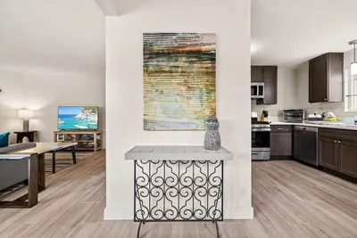 Image de Ocean Breeze, a recently renovated, modern apartment blocks from the beach!