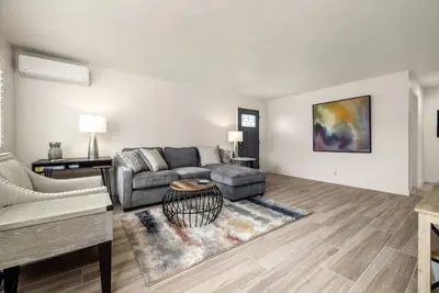 Image de Mountain View, a recently renovated, modern apartment blocks from the beach!