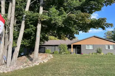 Image de Simply Sauble; Sun, Sand & Serenity! Newly Owned and Renovated
