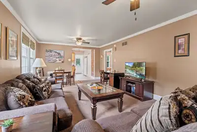 Image de # Stay At Our Tasteful, Private, & Elegant Abode #