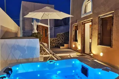 Navita Cave   house 85 m2  with  private jacuzzy sea view  6 p-  wifi -