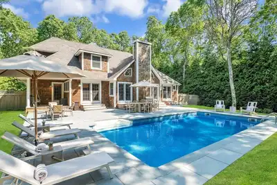 Image de Newly Renovated in East Hampton, Private heated Pool, Minutes Between East. . .