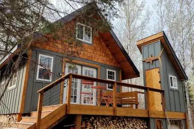 Image de House of the Grouse - Charming River-side Cabin and Sauna!
