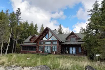 Image de Spacious and secluded lakefront! Modern log home on Lake Huron