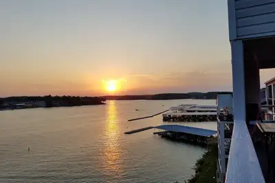 Image de Bridgepointe 243 – Renovated/Private Top Flr End Unit w/Stunning Sunset Views