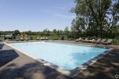 Image de 3 bedroom, 2 bath apartment. In Castle! With pool! Close to Gr and lakeshore