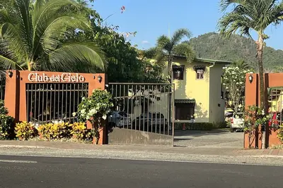 Image de Beautiful roomy condo one block from the beach