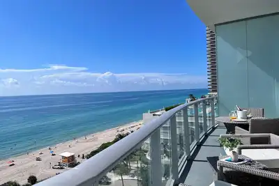 Image de Panoramic Oceanfront Balcony in Luxury Condo at Hyde Resort & Residences