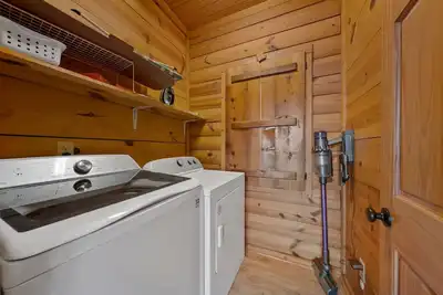 Image de Group Gather 3 Level Cabin overlooking lake, game, private hot tub, w/d, 2 decks