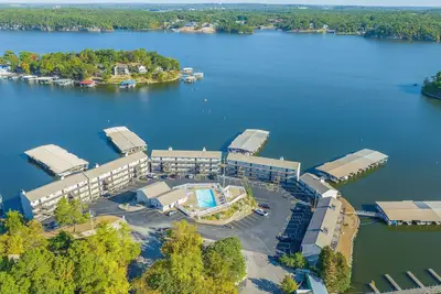 Image de Cozy 2 bedroom condo with main channel view!