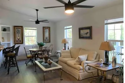Image de Lovely home 20 minutes to Melbourne beach, 3br 2bath king bed, deck, Ev charger