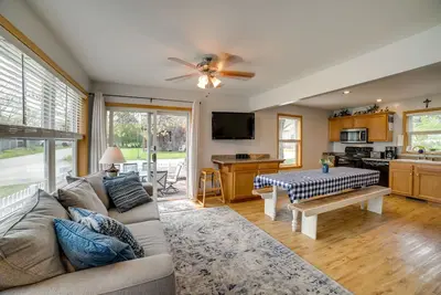 Image de Cottage in Edinboro: Walk to Pat Crawford Beach!