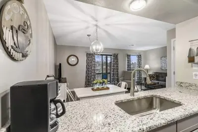 Updated condo in Branson w/ golf course view, sleeps 1-4