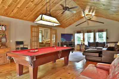 Image de Spacious 4br \/ 5 Bath Home - Hot Tub \/ Pool Table \/ Ample Private Outdoor Space!