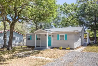 Image de Adorable, dog-friendly home with a full kitchen, washer/dryer, & central Ac