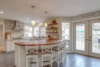 Image de Stunning 5 Bed Wine Country Home, outside of all evacuation areas.