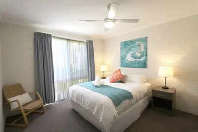 Image de Poolside - Ground floor opposite pool