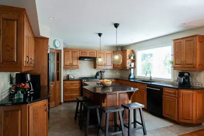 Image de Coastal Vibe Cottage, sleeps 10, 9 beds, 7-minute walk to beach & town