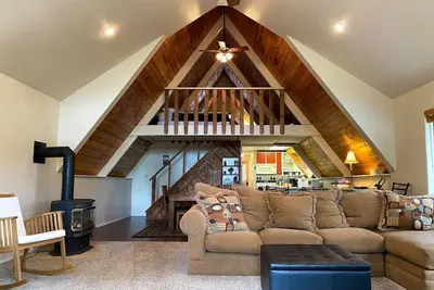 Image de Skyline Chalet | Pet-friendly, Nearby Lakes