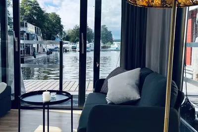 Image de Waterview - Floating vacation home on the water with Havel view incl. motorboat