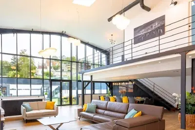 Image de Loft avec piscine et appartement