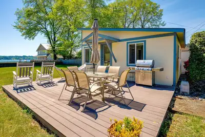 Image de Waterfront Hood Canal Cottage: Steps to the Beach!