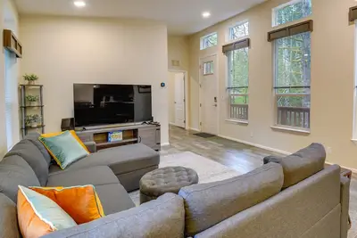 Image de Hoodsport Vacation Rental w/ Private Lake Access!