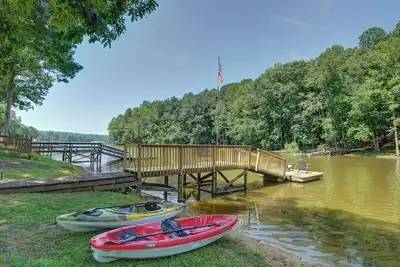 Image de Lakefront A-Frame Cottage with Kayaks & Fire Pit