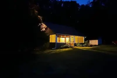 Image de Cozy, quiet 3-bedroom cabin in the woods\n