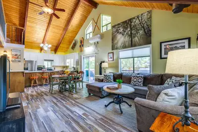 Image de Groveland Home - Walk to Pine Mountain Lake!