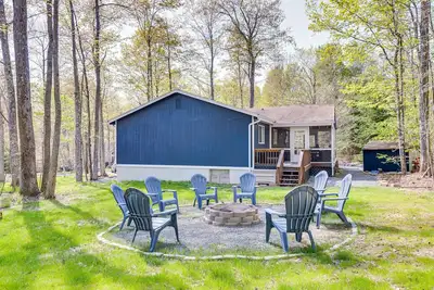 Image de Deck & Community Perks: Bright Pocono Lake Home!