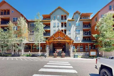 Image de Cozy Buffalo 1br condo w/ fireplace, heated pool, hot tub, & walk to slopes!