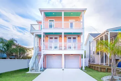 Image de Three story peachy beach house. Steps to the ocean. New custom home with pool!