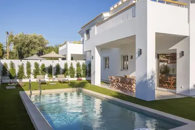Image de Spacious Luxury Villa close to the beach and Lefkadas' center