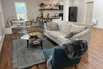 Image de Stylish retreat w/private hot tub, amenity filled community + seasonal stream