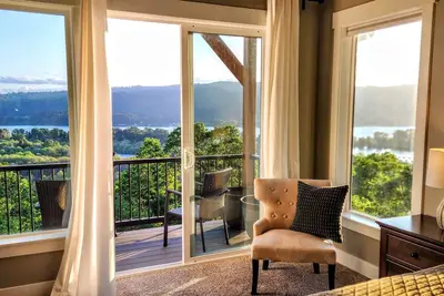 Image de New! Kalama Oaks Lodge: Panorama River View Suite.