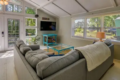Image de Oak Island Vacation Rental - 2 Blocks to Beach!