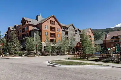 Image de Modern cozy Buffalo 1br condo w/ heated pool, hot tub - walk to ski slopes!