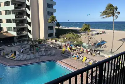 Image de Right on the Beach! ! \n3rd Floor Corner unit! ! \nAmazing Views! !