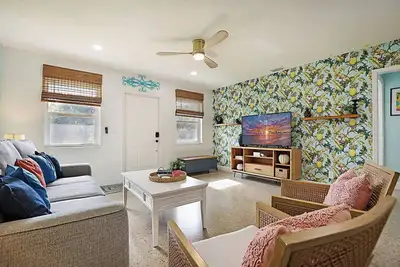 Image de Tropical Escape near Beach! Tons of parking!