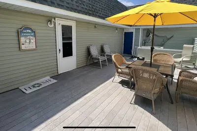 Image de Great Location Beach block recently upgraded great condo with huge private deck.
