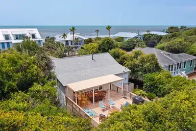 Image de 1004 E Arctic Ave. - Blue Flamingo - Steps From the Beach - Excellent Front Porch and Deck