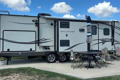 Howdy Rv & Resort Bryan, 10mi to Tx A&M, off Hwy 6. Amenities included, sleeps 5!