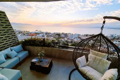 Image de Great views condo only a few blocks from the beach